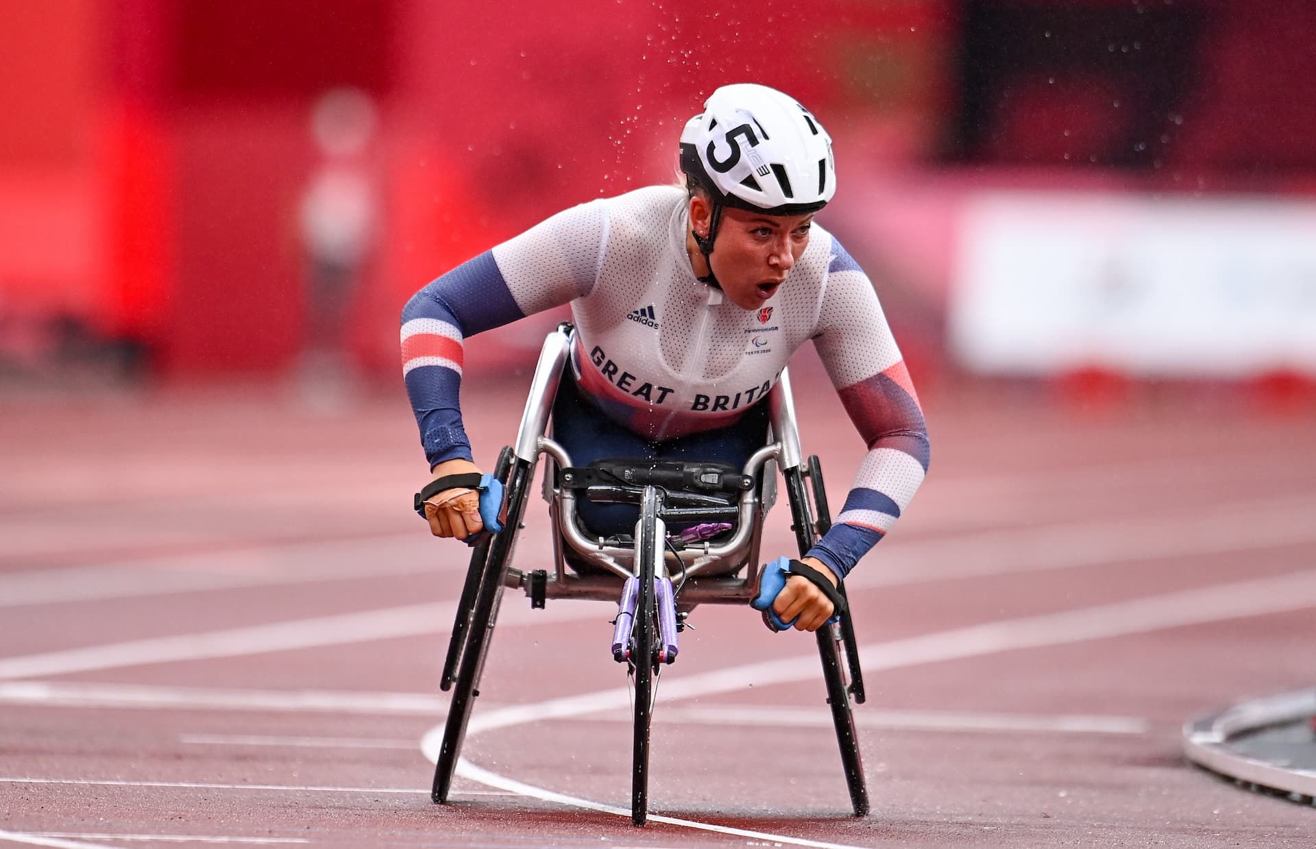 Hannah Cockroft racing on track